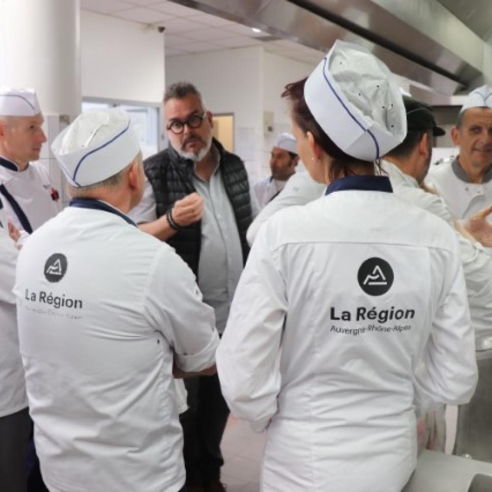 Un commercial Microlide en discussion avec un groupe de cuisine de la Région Auvergne Rhône Alpes